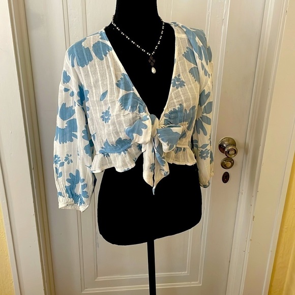 American Eagle Blue Daisy Blouse puff sleeve, tie front‎ size XS - Picture 2 of 5